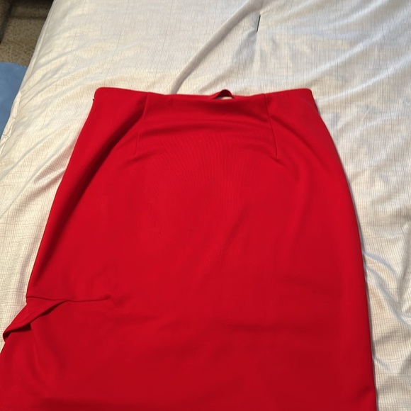 Size 4 red skirt with ruffle from the limited - Picture 3 of 3